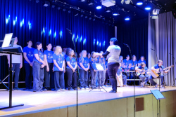 Mit Freude und Klangvielfalt: Die MS Neuhofen beim Bezirksjugendsingen